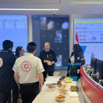 מלצר בביקורו הלילה במוקד מד"א. צילום: דוברות מד"א