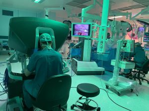 בתמונות והוידאו: הרובוט בפעולה בחדר הניתוח. צילום דוברות הדסה
