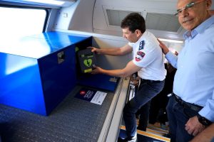 התקנת 150 דפיברילטורים בקרונות הנוסעיםצילום: דוברות רכבת ישראל