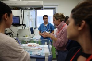 צוותים מאזור הצפון ביום ההדרכה לרפואת חירום בפגים ובילודים ברמב"ם. הצוותים מתרגלים טיפול על בובת תינוקצילום: הקריה הרפואית רמב"ם