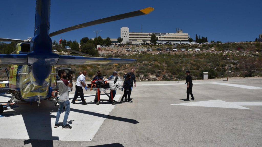 נחיתת המסוק עם הפצוע במרכז הרפואי זיו צילום: דוברות מד''א