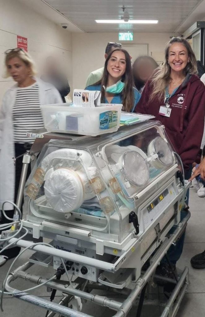 צוות חדר לידה והתינוקת שנולדה הבוקר ברמב"ם בזמן האזעקה. בצילום: הקריה הרפואית רמב"ם