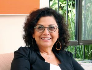 אחרי קריירה מדעית בחזית חקר הסרטן, ד"ר קטי לאווי בחרה לעבור מהמעבדה אל הנפש ולהקדיש את חייה לעזרה ראשונה רגשית וכעת היא מטפלת טראומה מוסמכת. ד"ר לאווי היא מייסדת ומנכ"לית ארגון EmotionAid*עזרה ראשונה נפשית