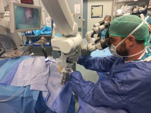 ד"ר ליוס במהלך ניתוח צילום: דוברות המרכז הרפואי לגליל