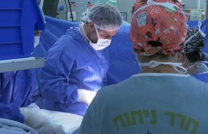 רגעים מהיום המיוחד בחדר הניתוח במרכז הרפואי זיוצילום: דוברות זיו