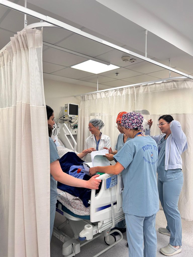 רגעים מהיום המיוחד בחדר הניתוח במרכז הרפואי זיו צילום: דוברות זיו