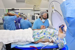 ד"ר בונשטיין והמטופל צילום: רוני אלברט