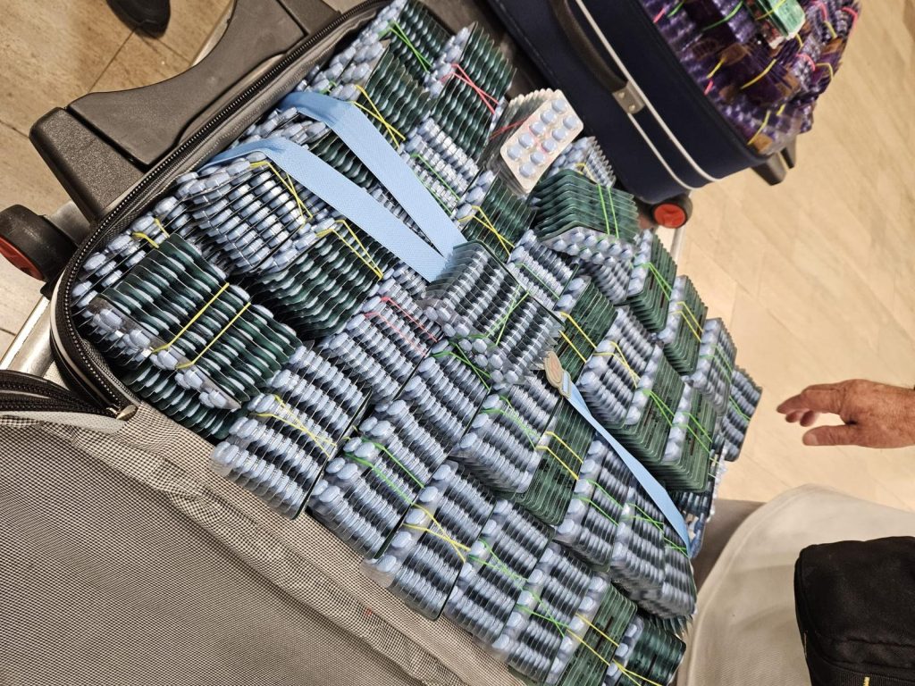 ניסה להבריח 30,000 כדורי ויאגרה ללא אישור משרד הבריאות. צילום: דוברות רשות המסים
