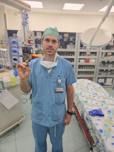 ד"ר נתנאל איזנבך עם הסוללה צילום: דוברות המרכז הרפואי.