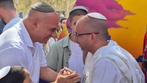 בתמונה: אליהו ליבמן, אביו של אליקים הי"ד שנרצח בשבעה באוקטובר, מברך במזל טוב את המתנדב אלישיב בוחבוט באירוע הברית. צילום: דוברות זק"א